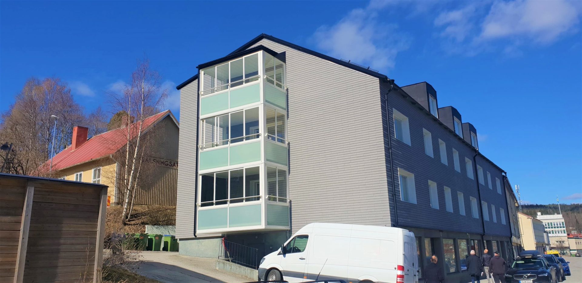 brå lägenhetsbyggnad med gröna fina balkonger
