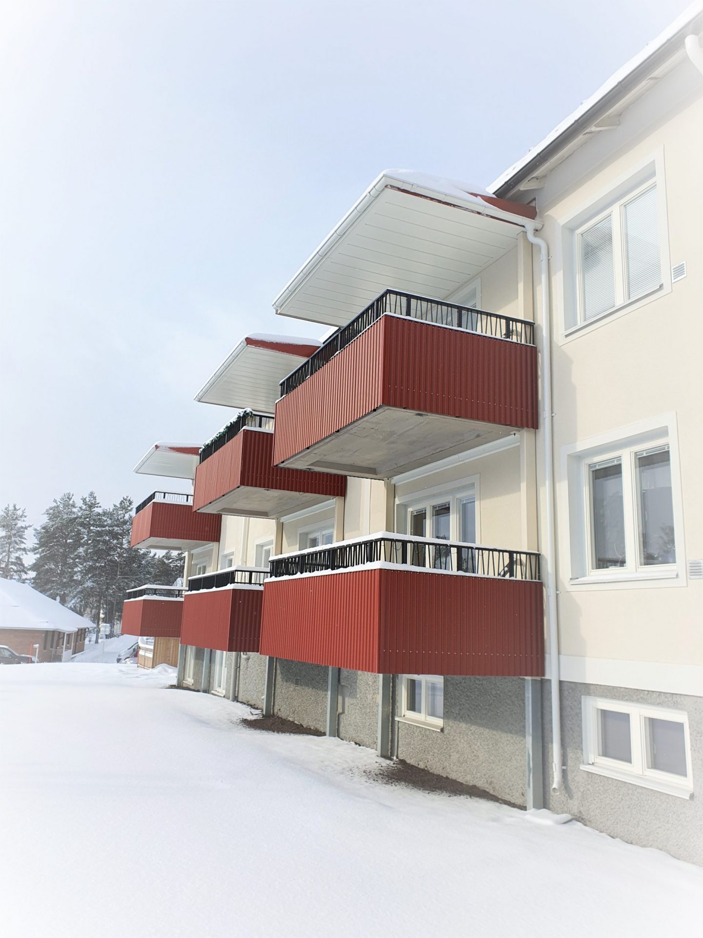 Hus i Timrå med röda balkonger